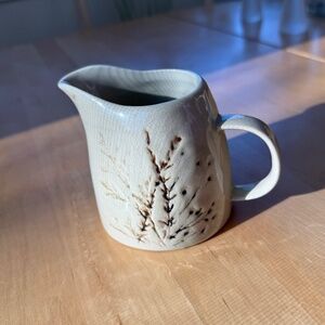 Charming milk jug Bloomingville - Creative Coop neutral flower detail